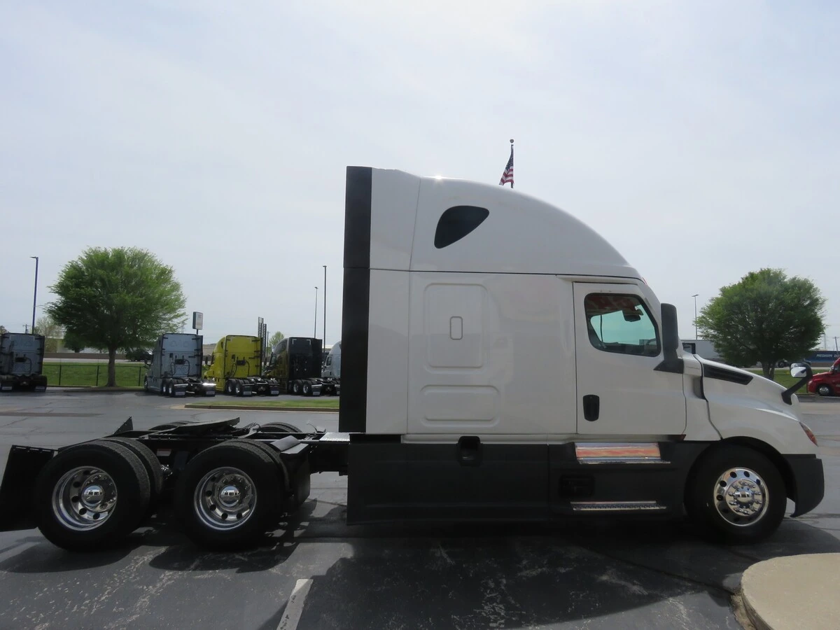 2023 Freightliner Cascadia - image 8