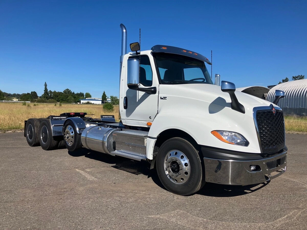 2025 International LT — photo 2
