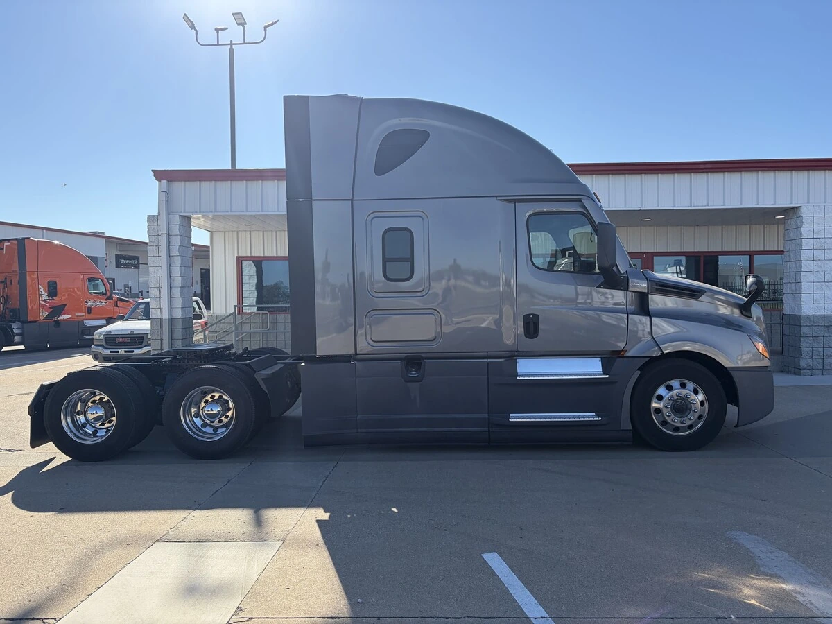 2022 Freightliner Cascadia — photo 4