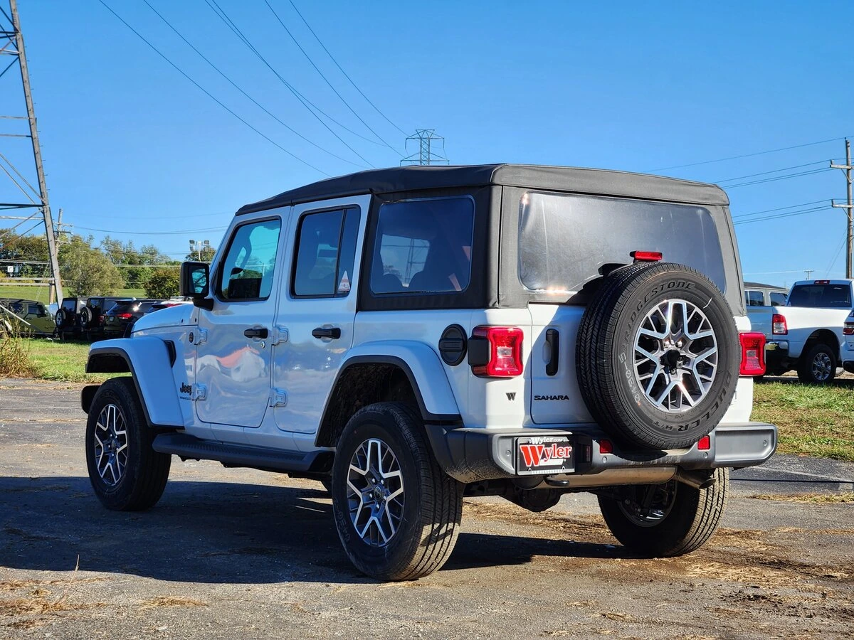 2025 Jeep Wrangler 4-Door Sahara - Photo 11
