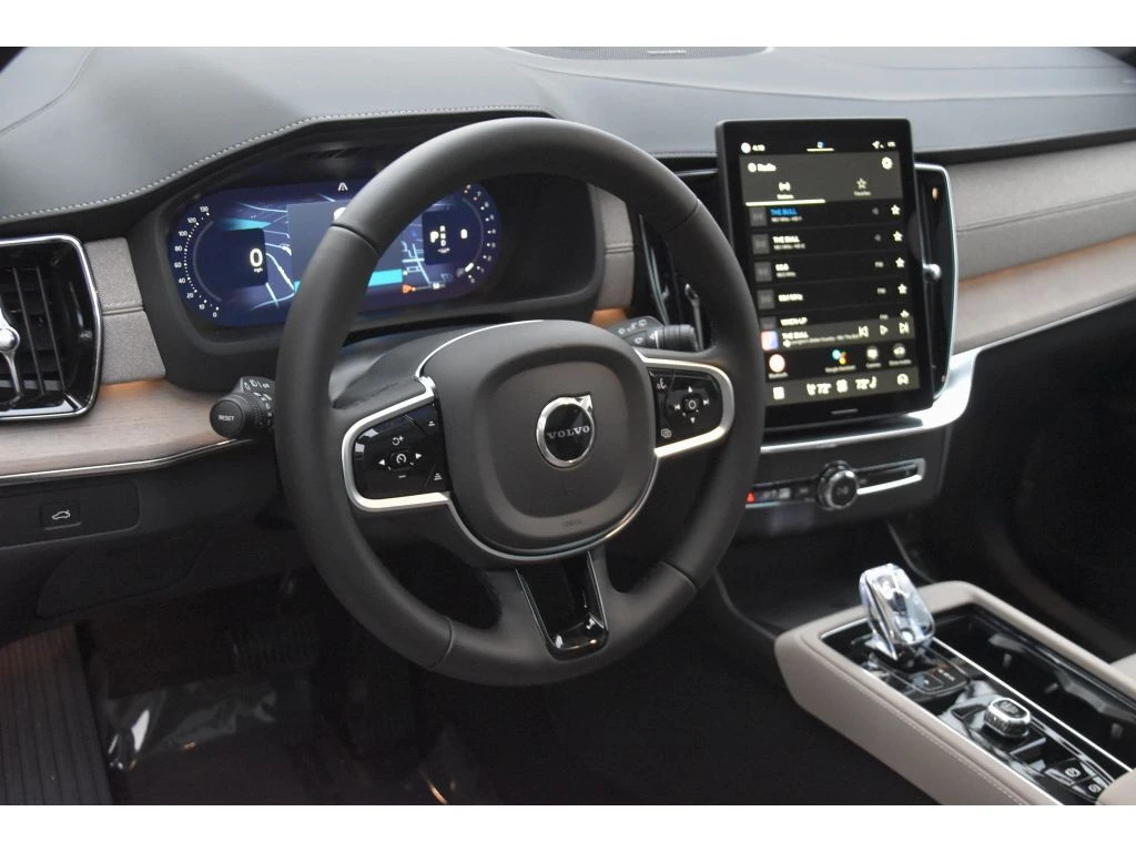 2026 Volvo - image 8