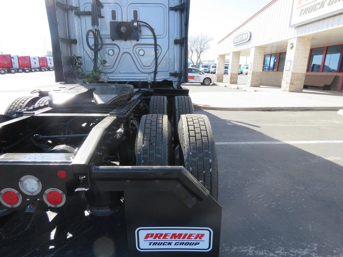 2022 Freightliner Cascadia - image 6