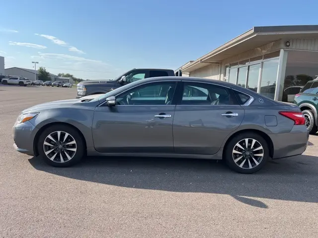 2017 Nissan Altima 2.5 SV photo 4