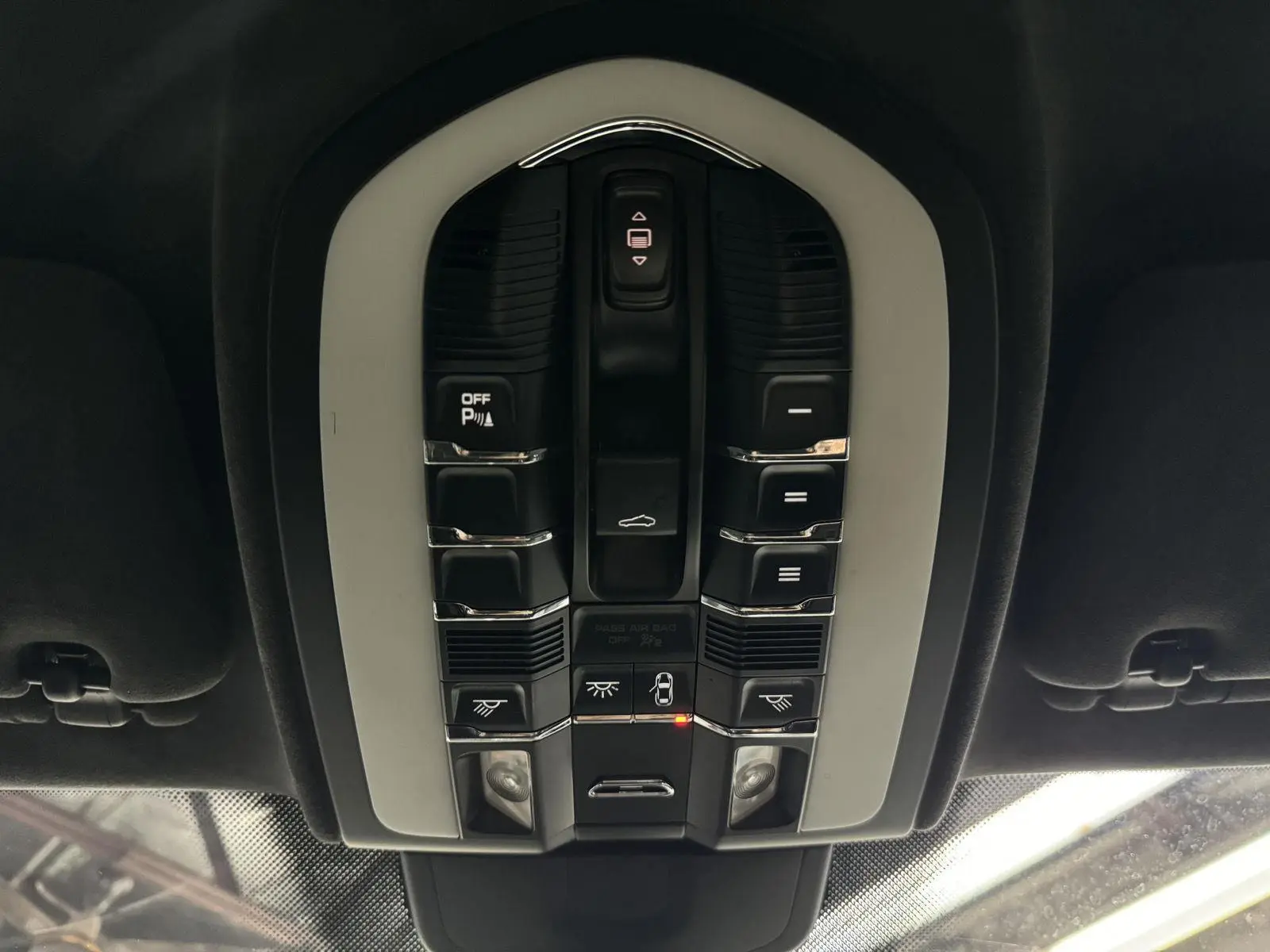 2013 Porsche Cayenne GTS photo 20