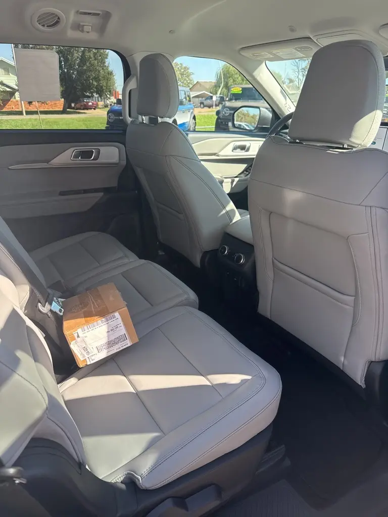 2025 Ford Explorer photo 26