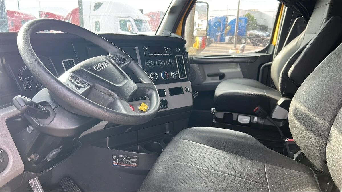 2025 Freightliner Cascadia — photo 4