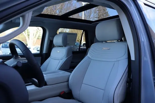 2025 Ford Expedition MAX Platinum photo 4