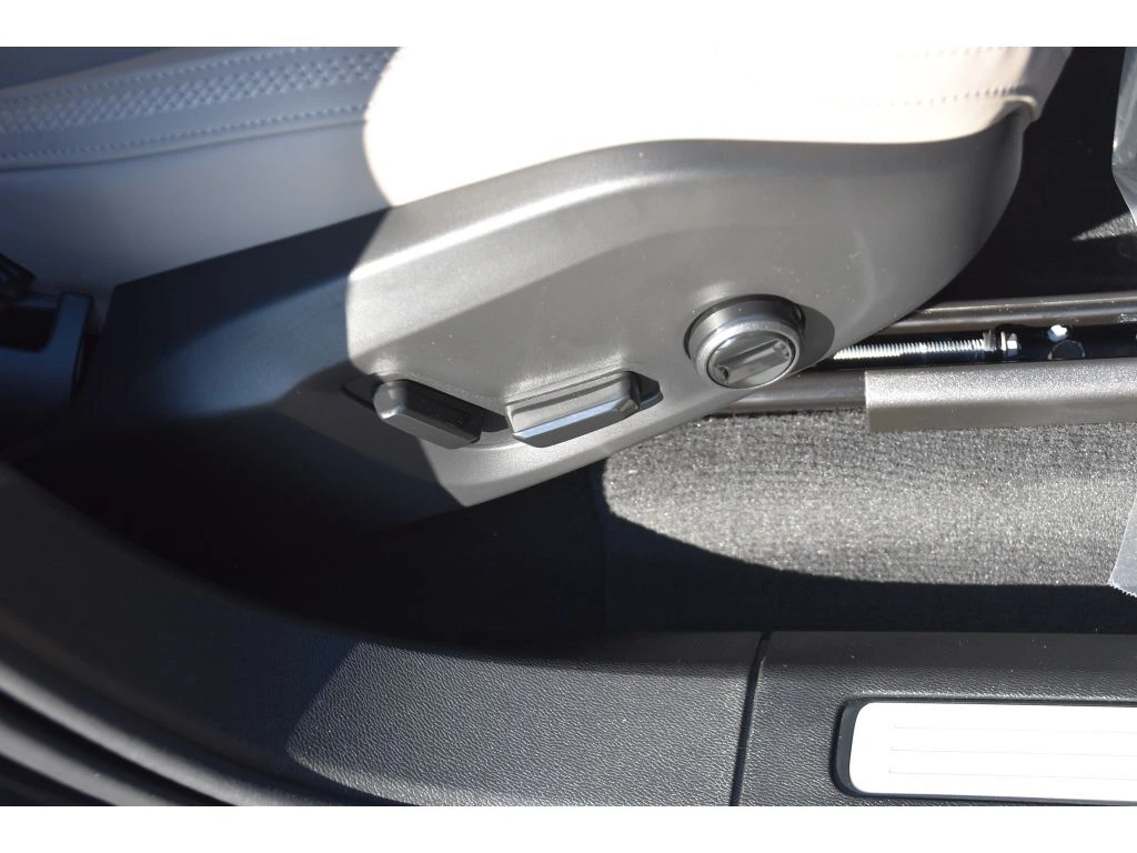 2026 Volvo - image 32