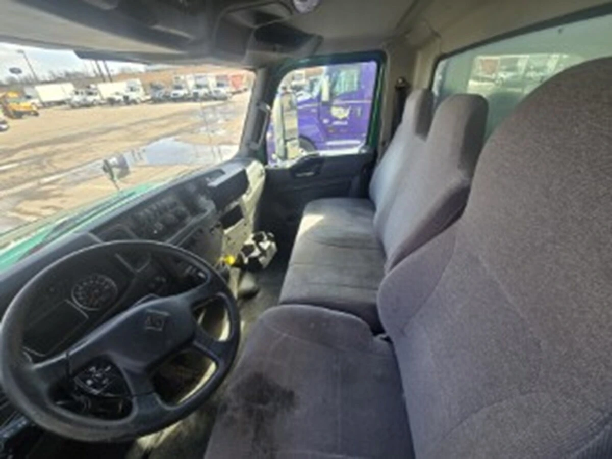 2019 International MV - image 4