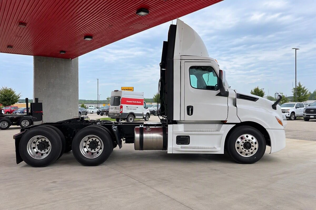 2027 Freightliner Cascadia — photo 4