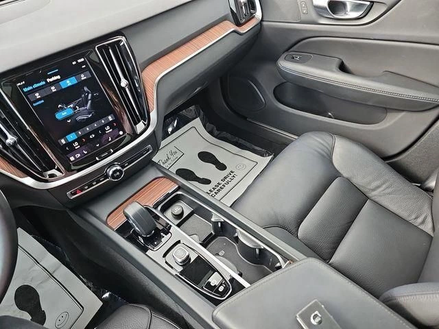 2025 Volvo - image 36