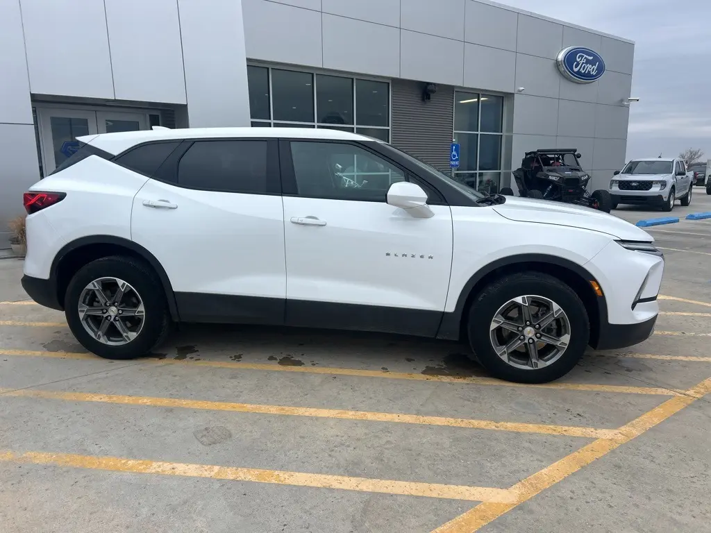 2023 Chevrolet Blazer 2LT photo 2