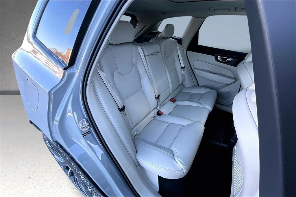 2026 Volvo - image 10