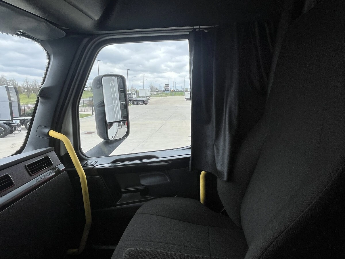 2021 Freightliner Cascadia - image 12