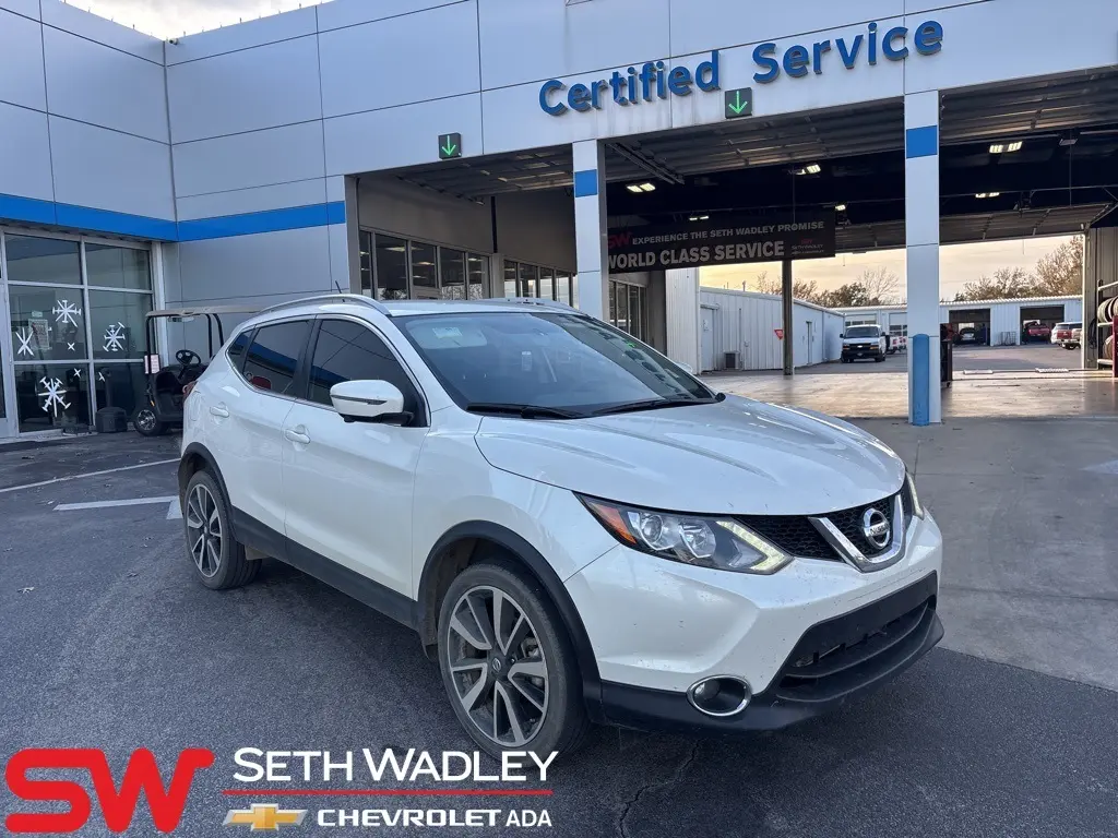 2017 Nissan Rogue Sport SL's photo