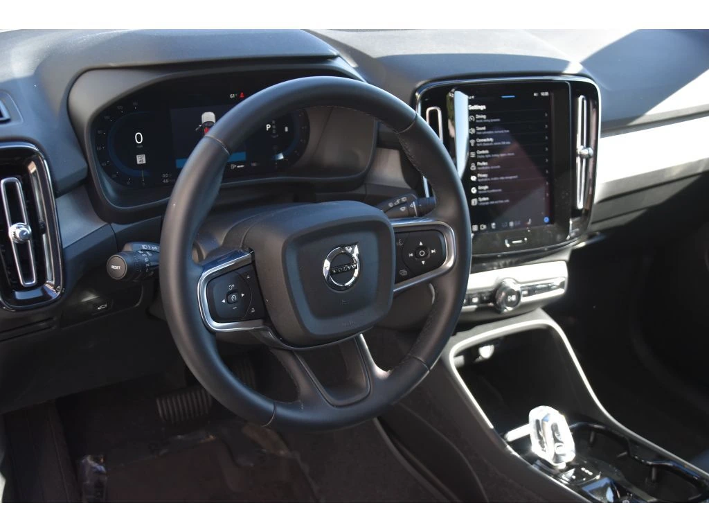 2025 Volvo - image 13