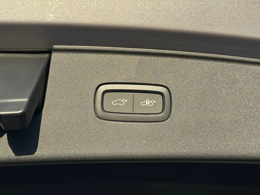2026 Volvo - image 8