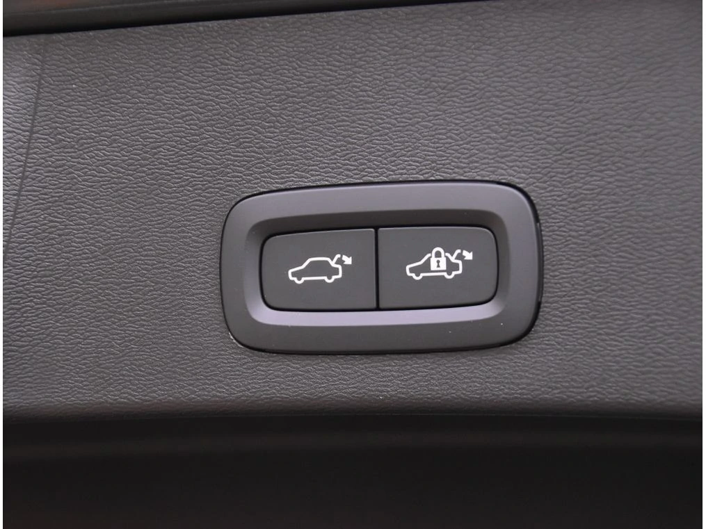 2026 Volvo - image 24