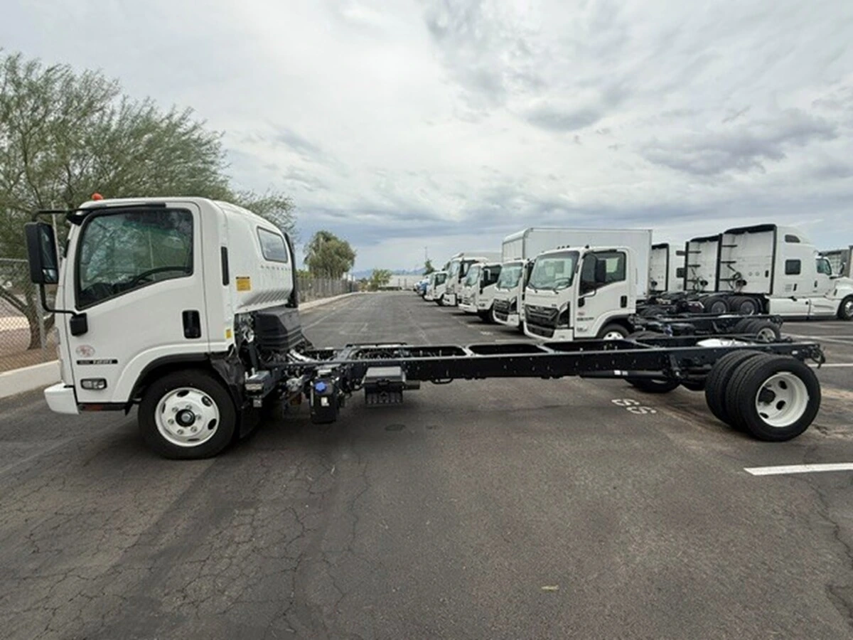 2024 Isuzu NRR — photo 2