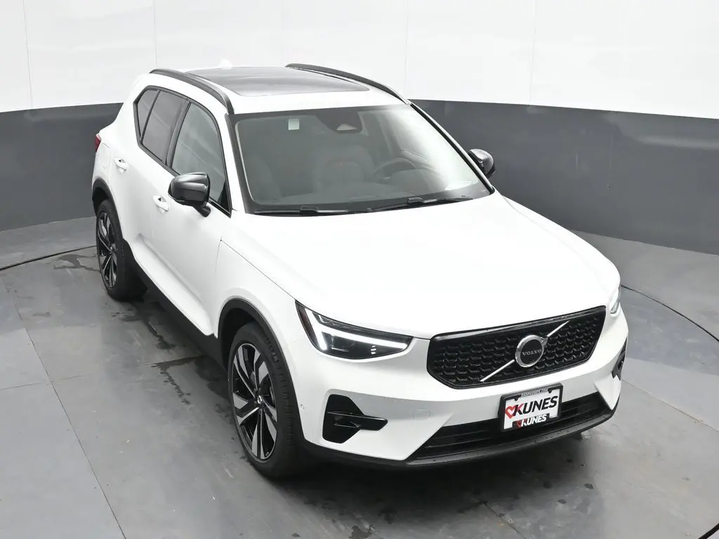 2025 Volvo - image 33