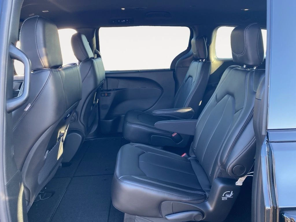 2026 Chrysler Pacifica Select - Photo 21