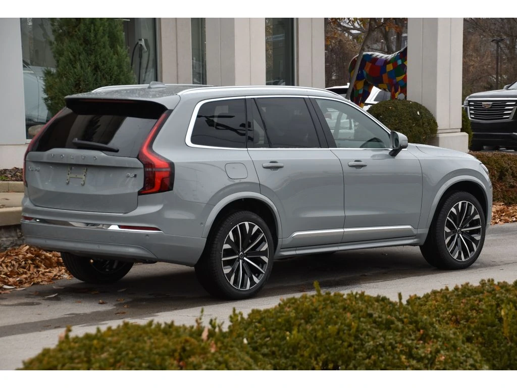 2026 Volvo - image 4