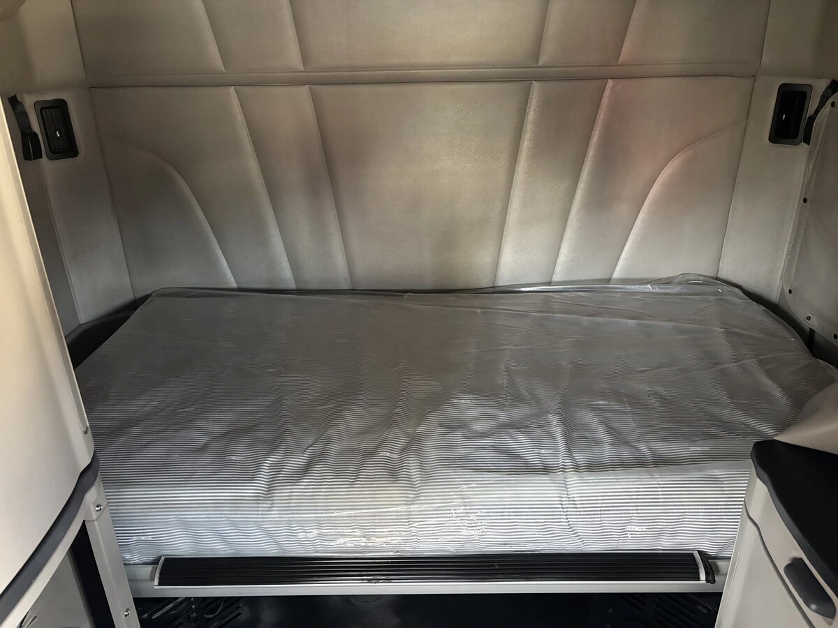 2023 Peterbilt 579 - image 13