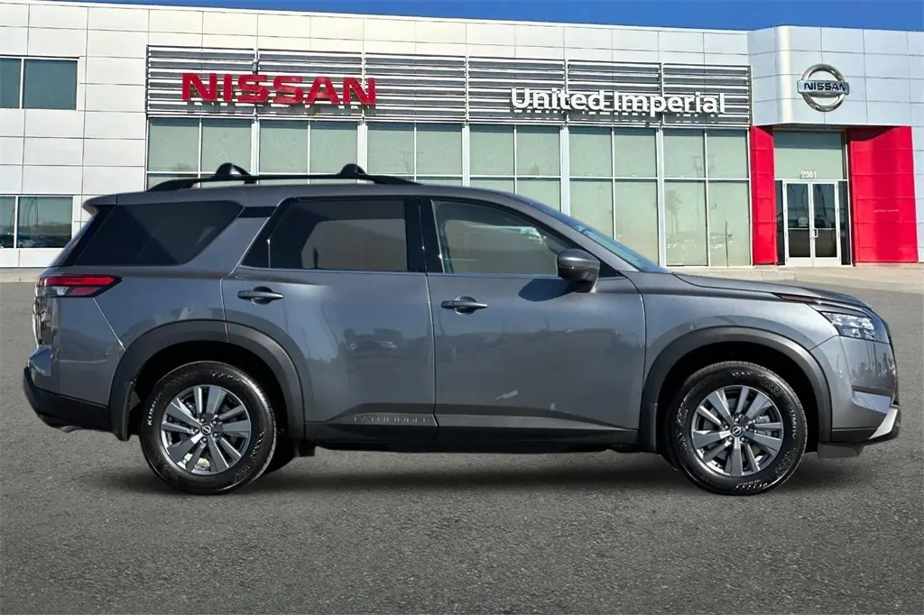 2025 Nissan Pathfinder SV photo 2