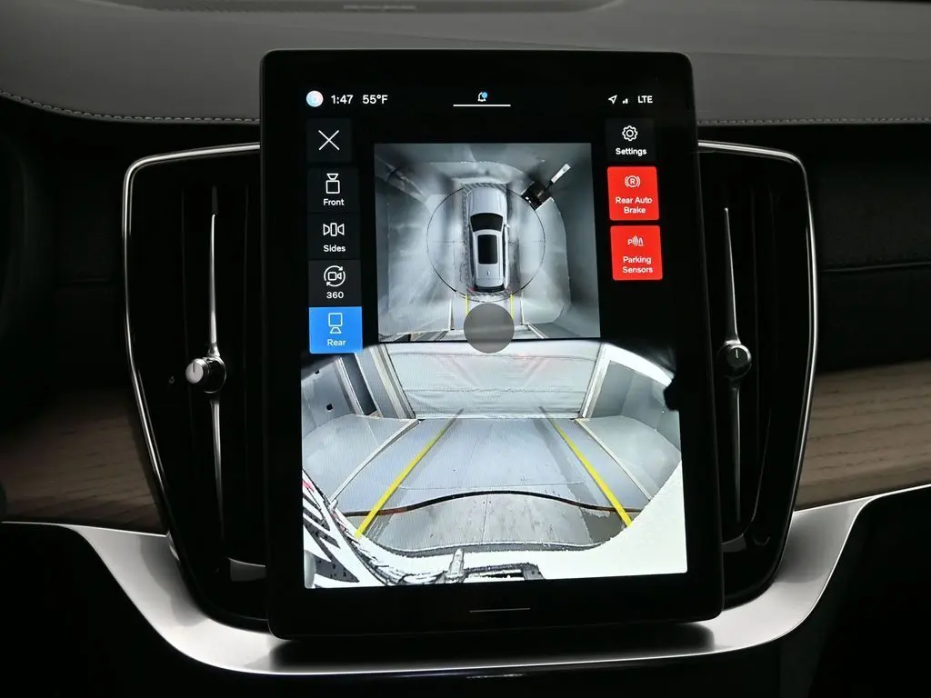 2025 Volvo - image 14