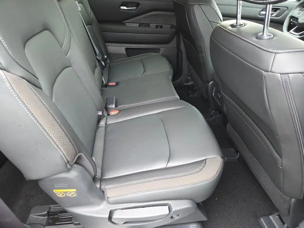 2025 Nissan Pathfinder SL photo 30
