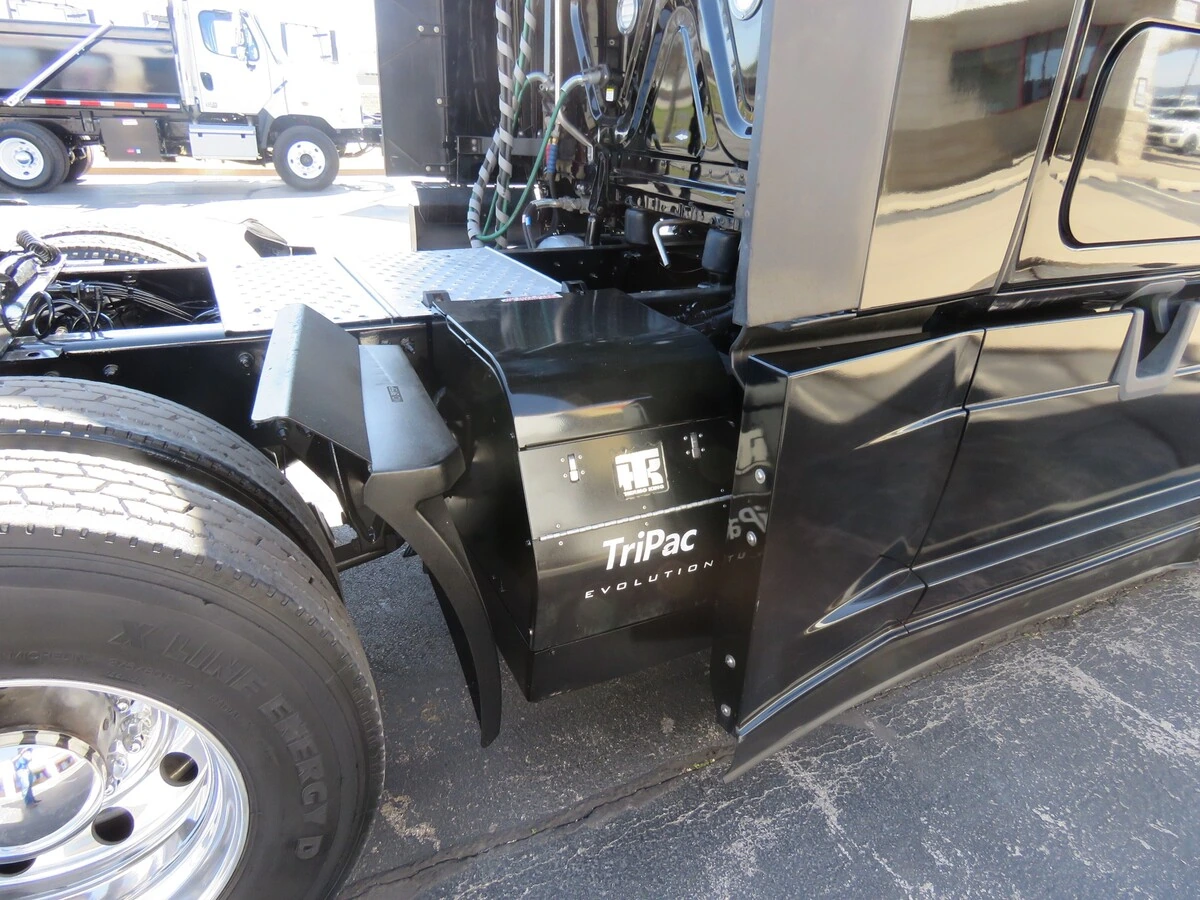 2022 Freightliner Cascadia - image 8