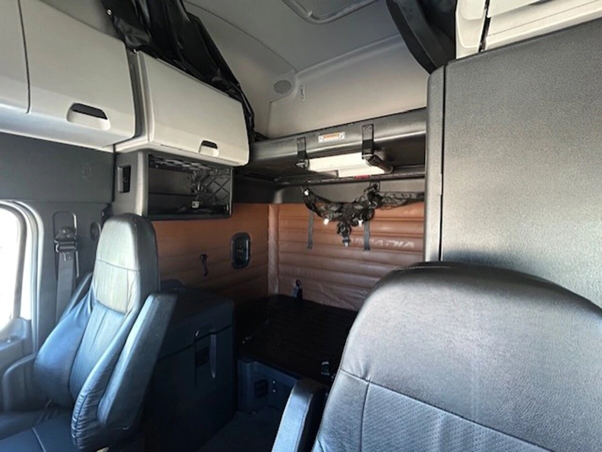 2024 Freightliner Cascadia - image 16