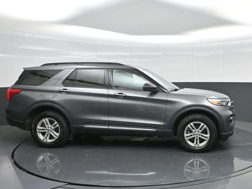 2023 Ford Explorer XLT photo 3
