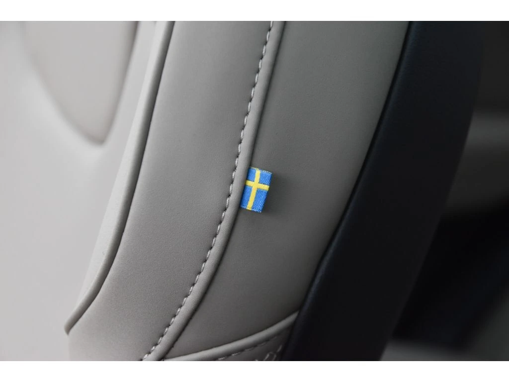 2026 Volvo - image 39