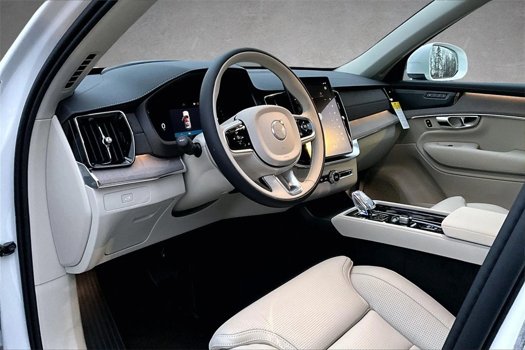 2026 Volvo - image 7