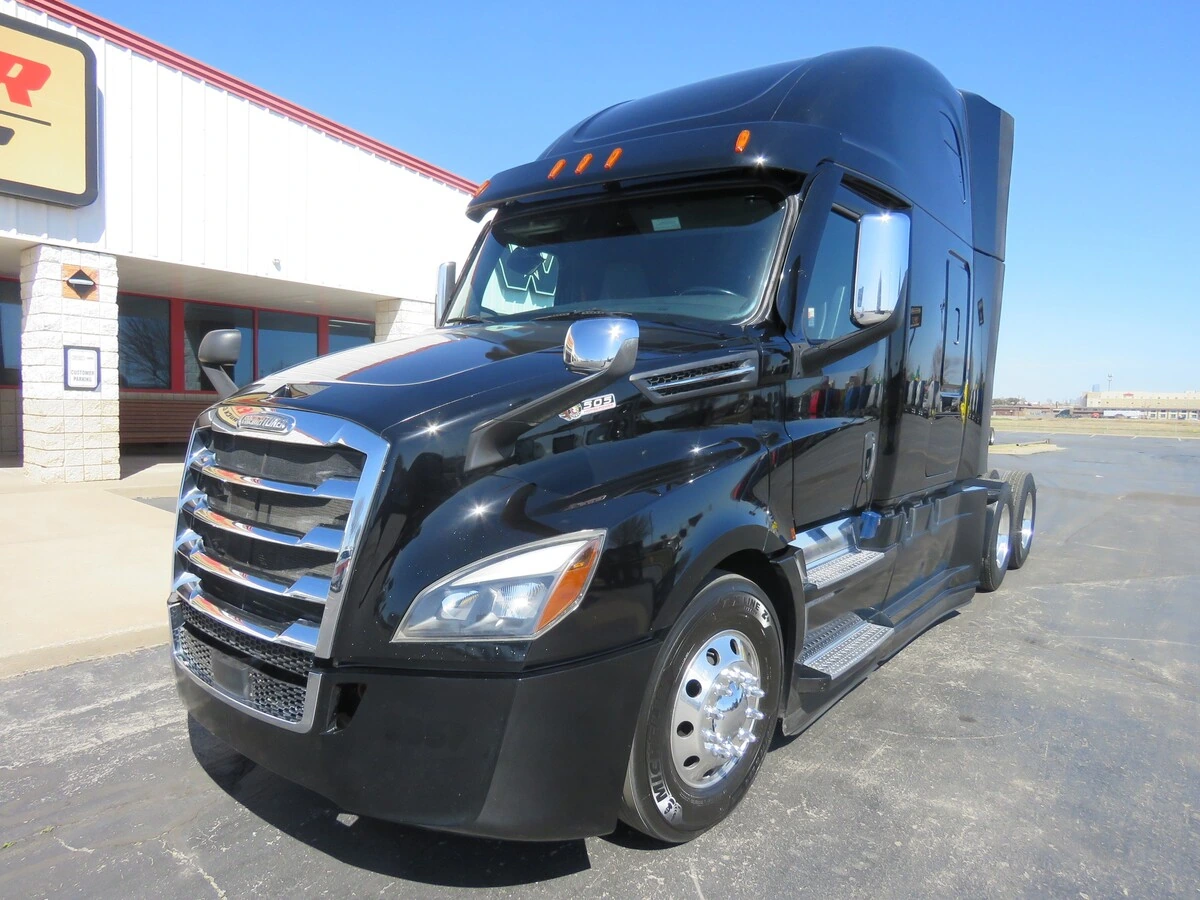 2022 Freightliner Cascadia - image 1