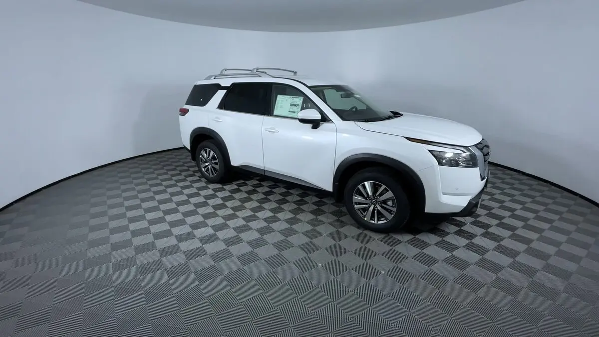2025 Nissan Pathfinder SL photo 2