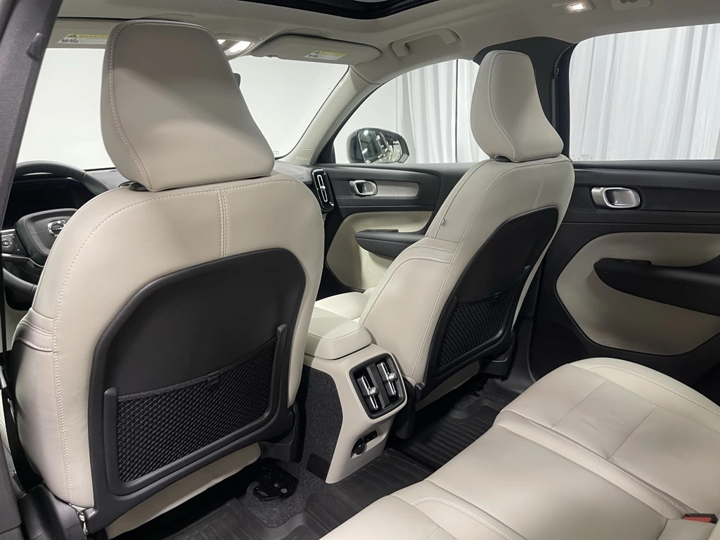 2025 Volvo - image 26