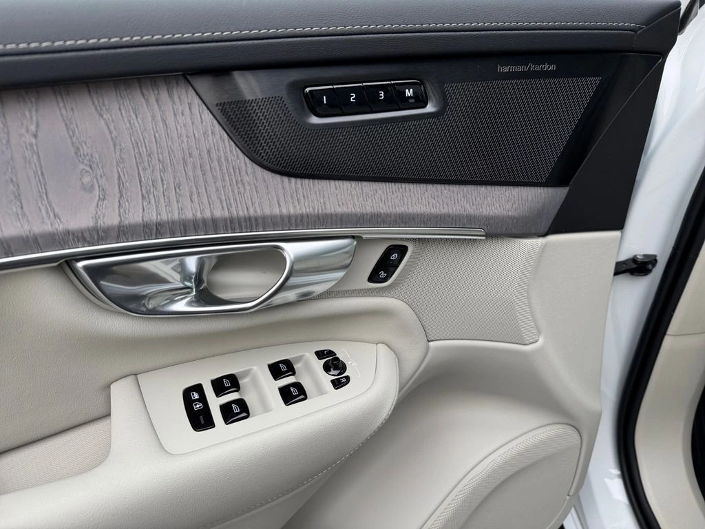 2026 Volvo - image 13