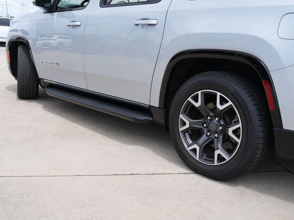 2023 Jeep Wagoneer L Series III - Photo 10