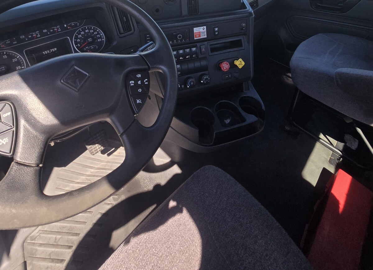 2021 International LT in CA — photo 8