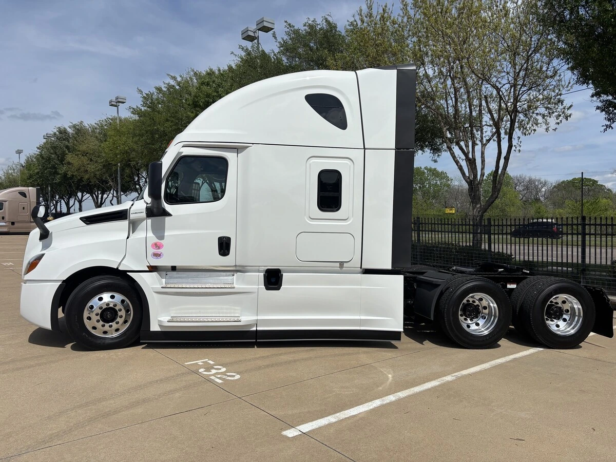 2027 Freightliner Cascadia - image 2