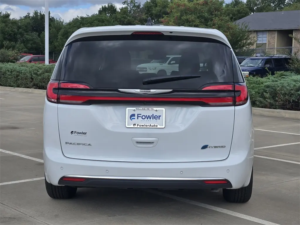 2024 Chrysler Pacifica Hybrid photo 6