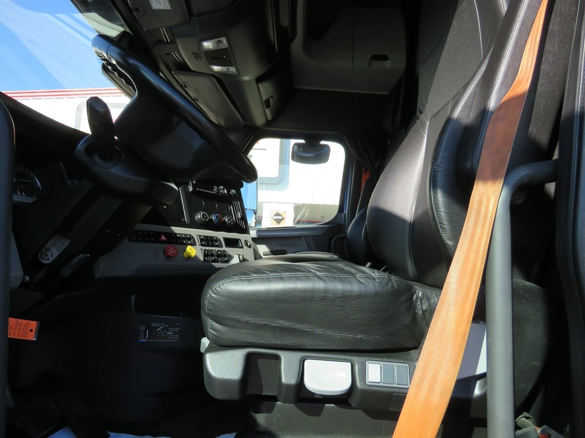 2022 Freightliner Cascadia - image 14