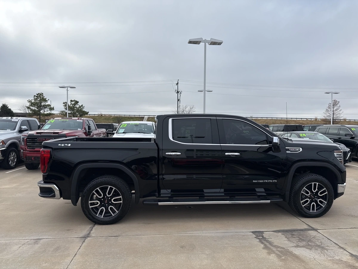 2022 GMC Sierra 1500 SLT's photo