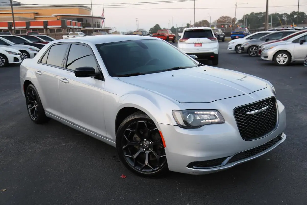2019 Chrysler 300 Touring's photo