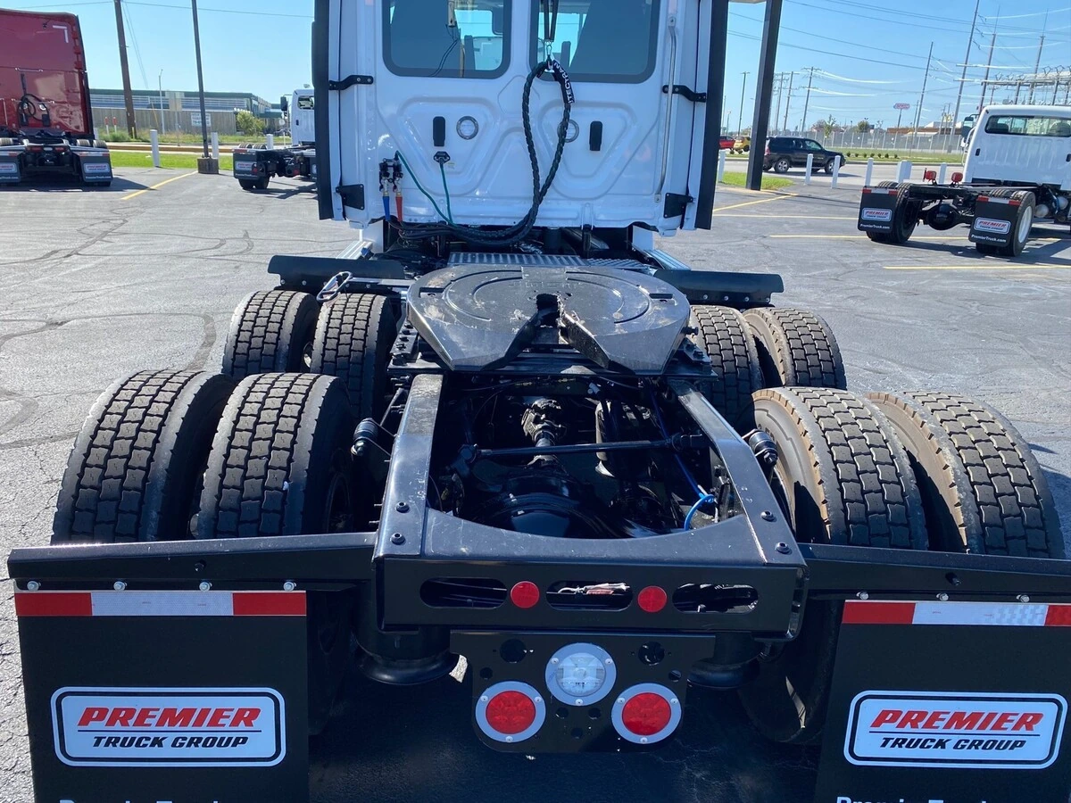2027 Freightliner Cascadia — photo 4