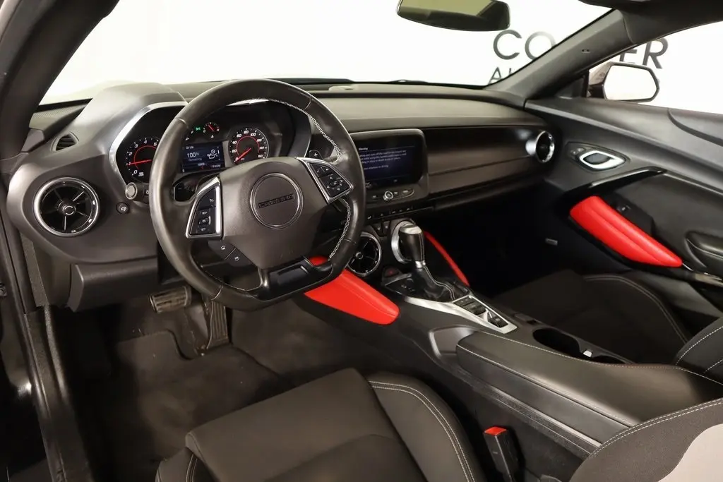 2024 Chevrolet Camaro 1LT photo 2
