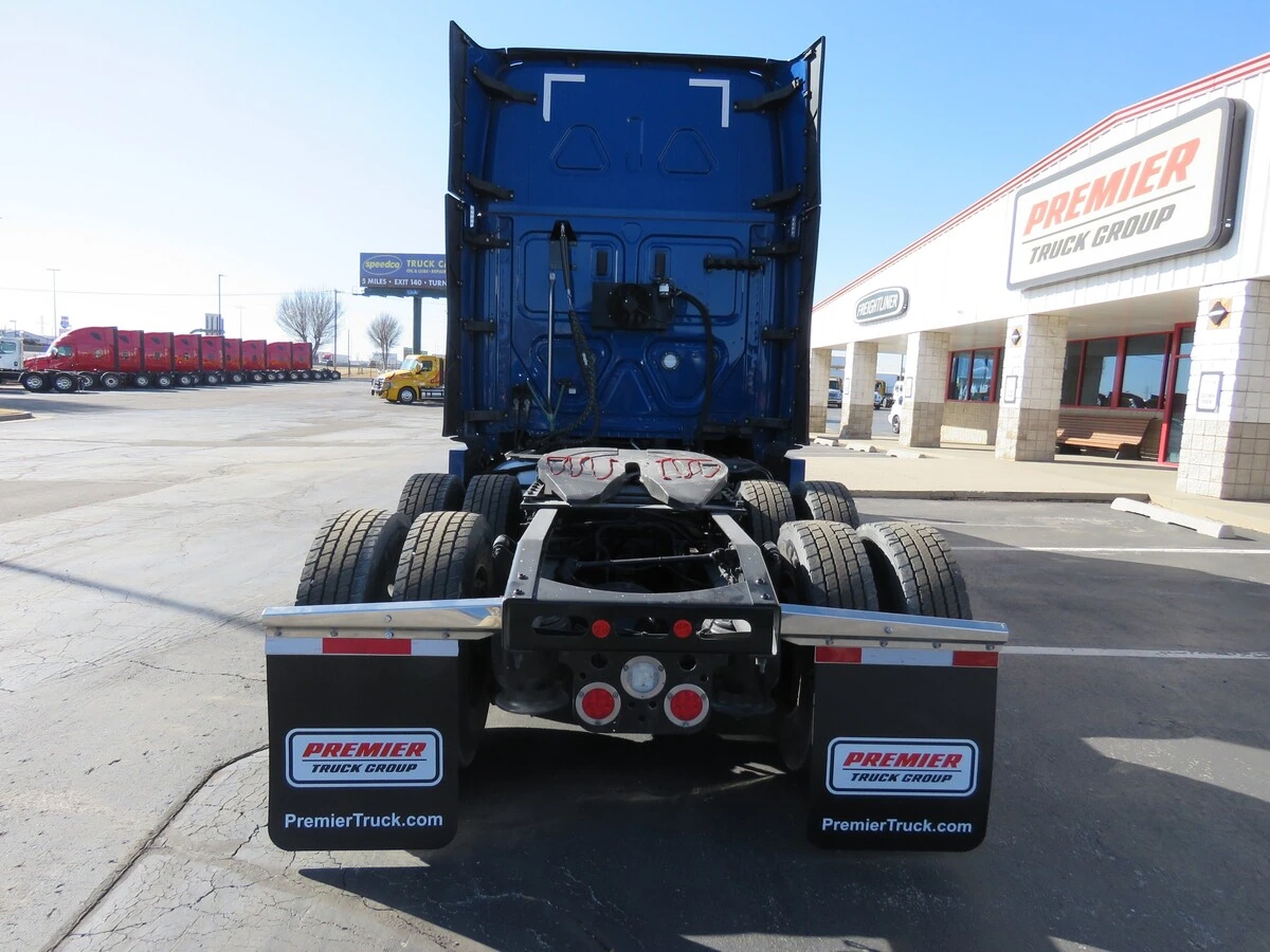 2022 Freightliner Cascadia - image 4