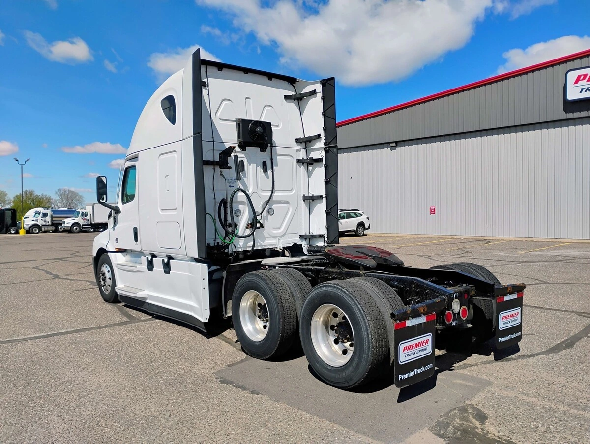 2022 Freightliner Cascadia — photo 7